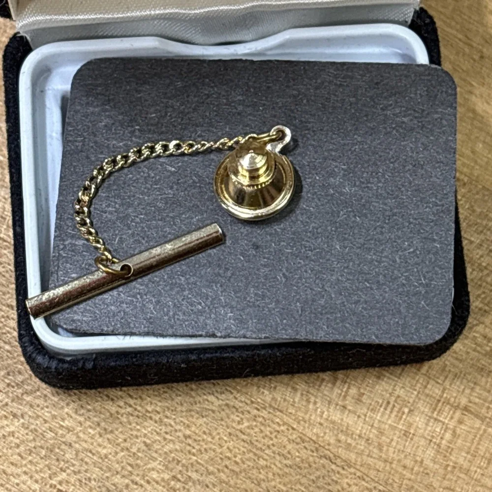 Vintage Gold Tone Electric Guitar Tie Tack Lapel Pin w/ Levy's Nashville